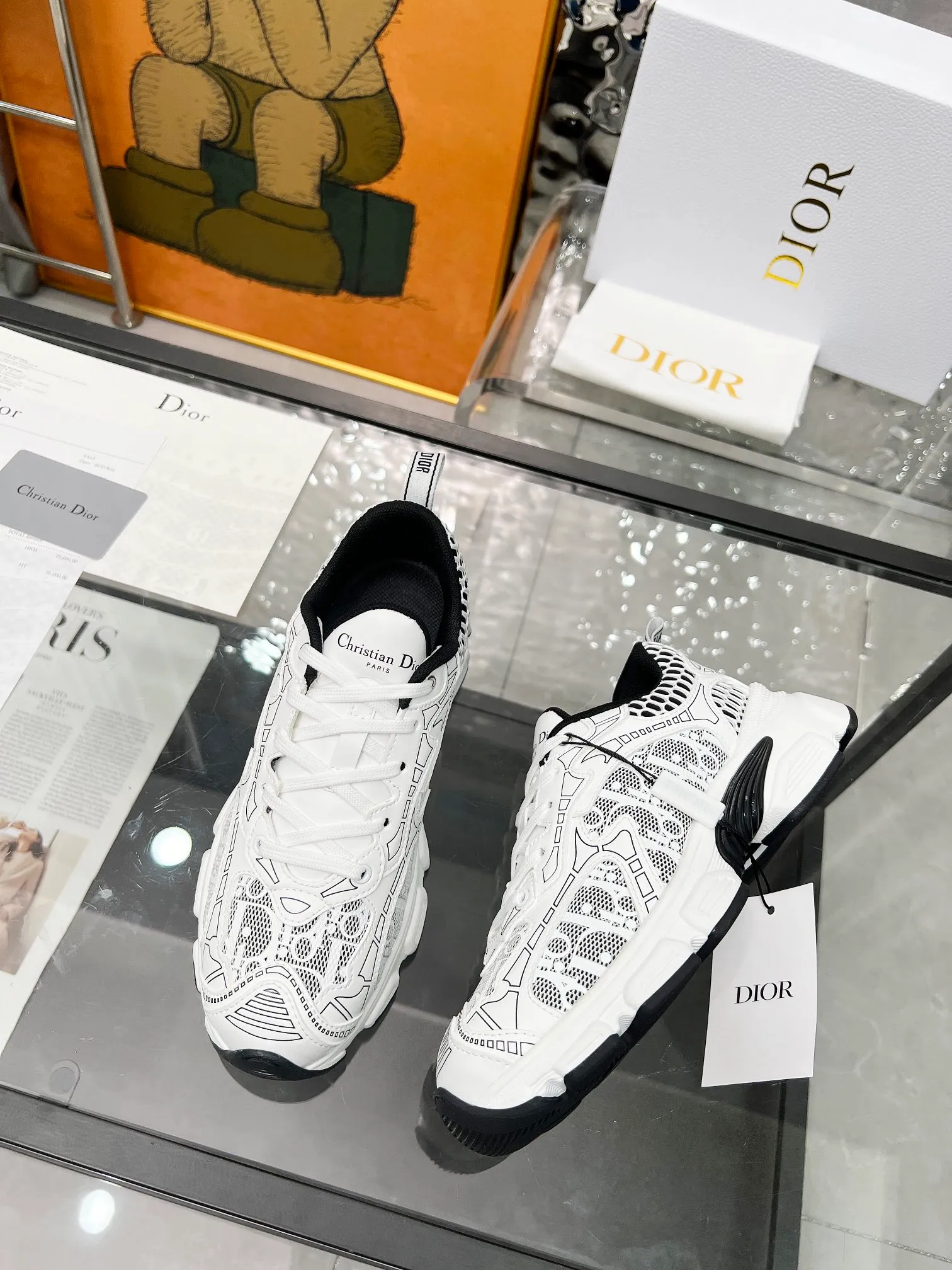 [Dior Dior] P: 580💰 ♺ Size: Female 35-41 Male 39-45 (Female 40.41 Male 45 custom-made) This Dior Chrono sneaker is a new product for the fall of 2024, reinterpreting running shoes in Dior's high-end style. White mesh fabric is paired with nude and silver-toned laminated leather-effect panels, and the CD logo on the sides, star patch on the tongue and Dior logo on the heel are many details to highlight the style. Featuring two-tone laces, a lightweight sole and star embellishments for a casual look all year round.
